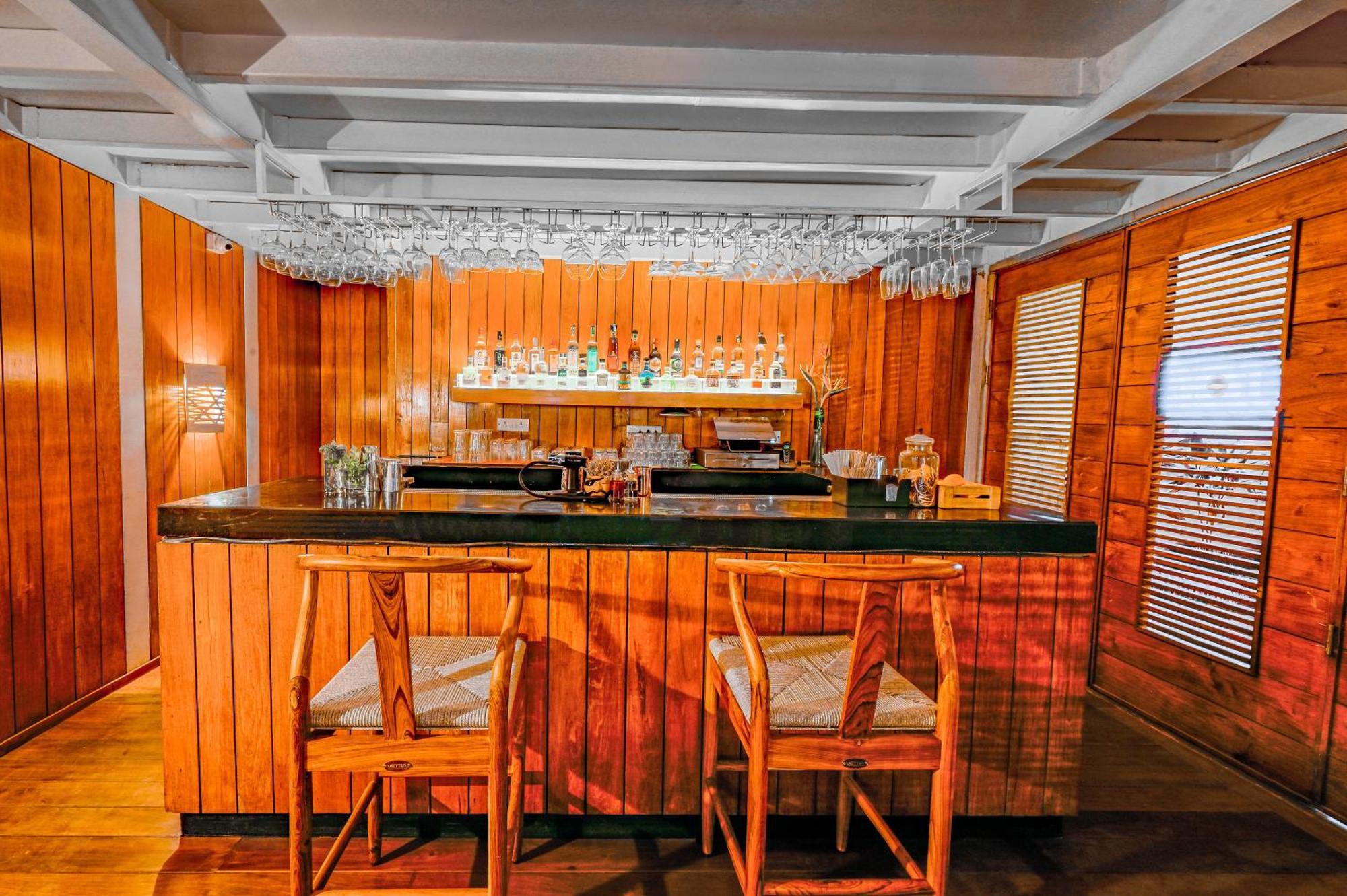 The Park Bangalore, Mg Road Ngoại thất bức ảnh The bar at the 1960s-style lounge
